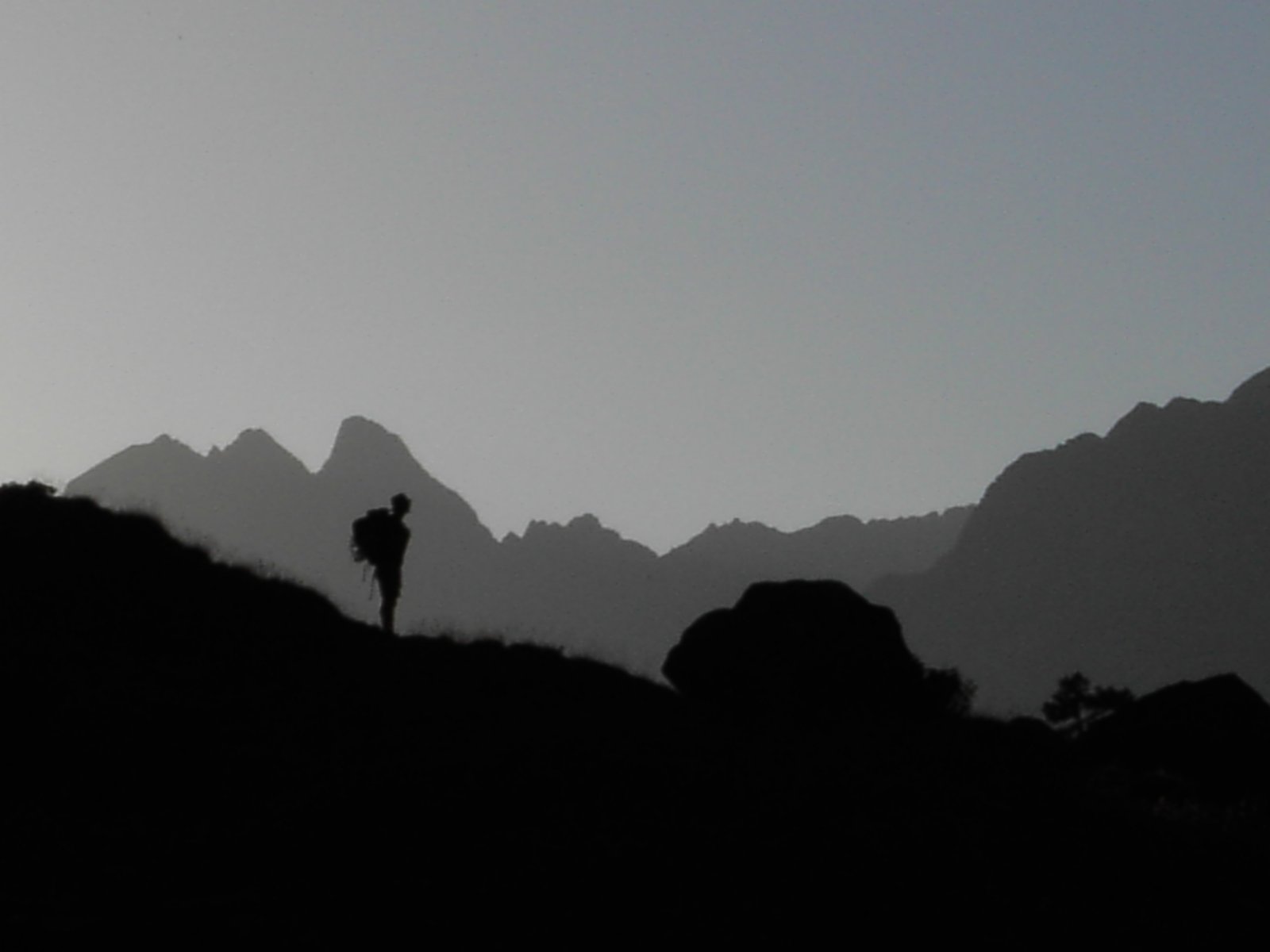 Bienvenidos a nuestra sección dedicada al apasionante mundo del senderismo, un espacio donde los entusiastas del aire libre encontrarán todo lo necesario para su próxima aventura en la montaña.