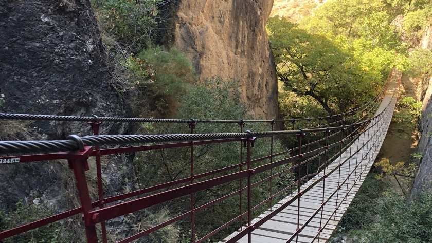 Senderismo Romántico: 5 rutas para descubrir el amor - Calzado Hiking Senderismo Romántico - Ruta de los Cahorros, Granada, España.